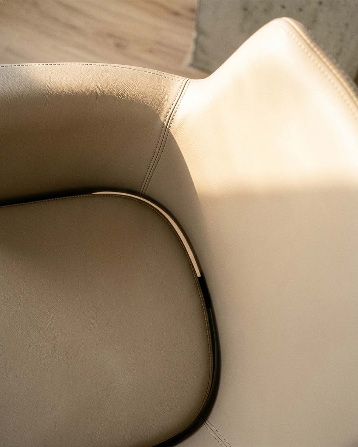 Greiner 38 - Beige klantstoel met zwarte schijfvoet