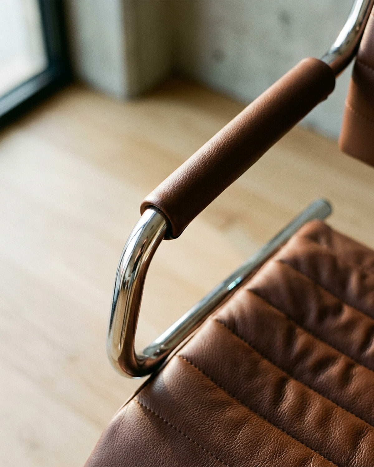 Greiner 59 - bruine klantstoel met chromen stervoet