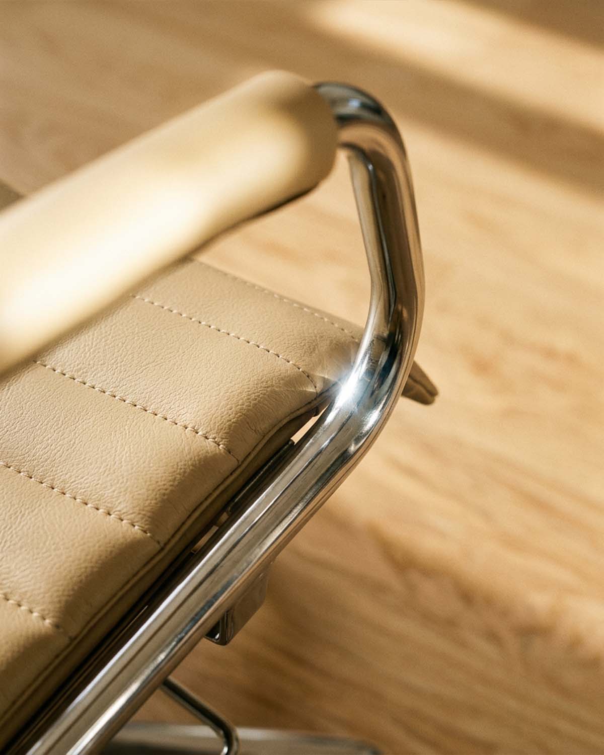 Greiner 59 - beige klantstoel met chromen stervoet