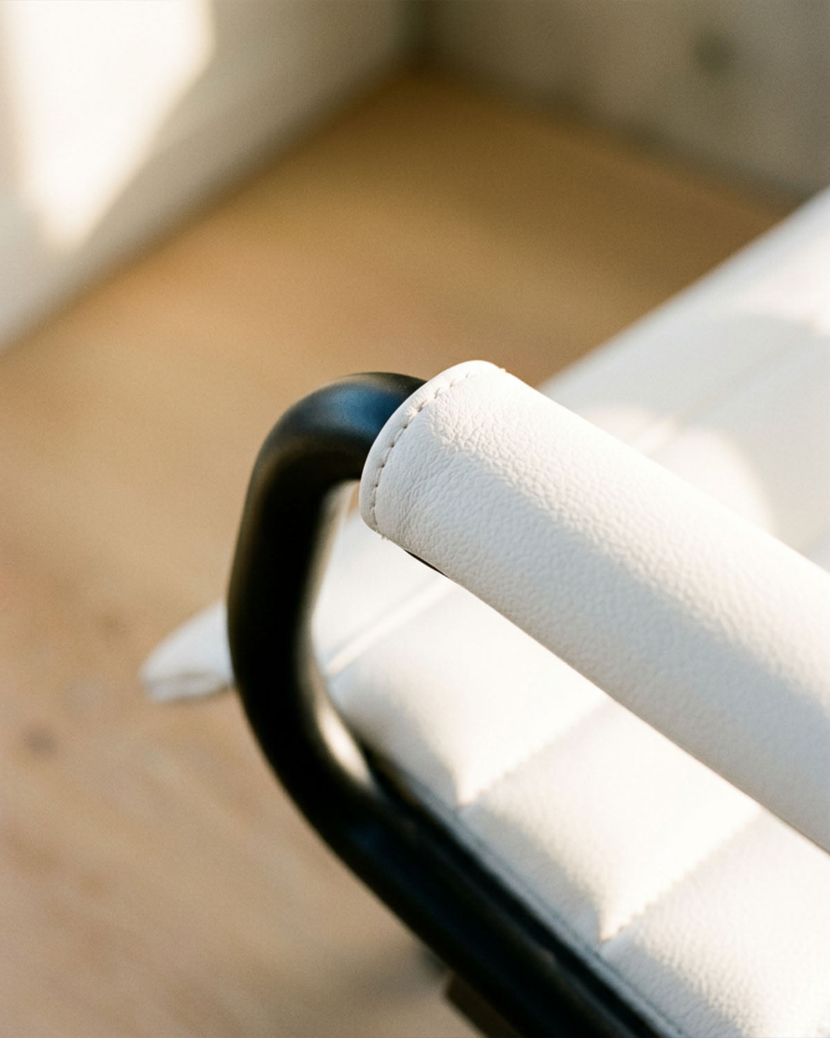 Greiner 59 - witte klantstoel met zwarte stervoet