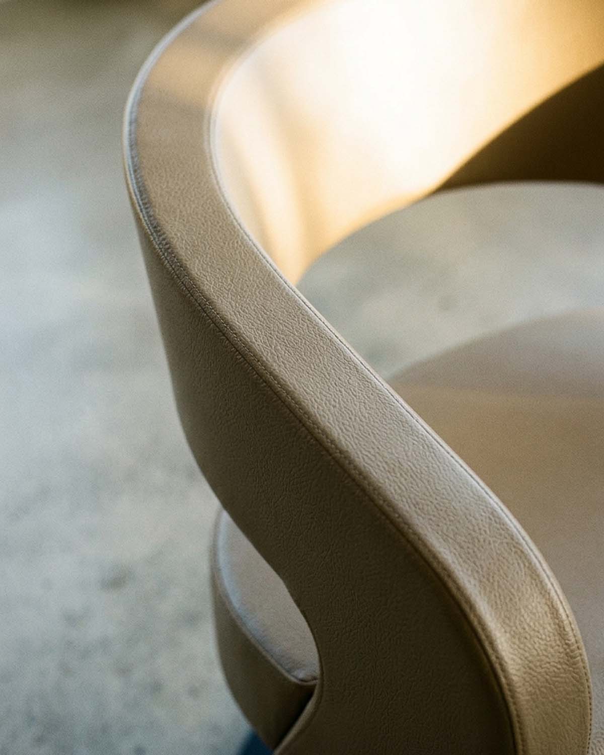 Greiner 50 - Beige klantstoel met zwarte schijfvoet